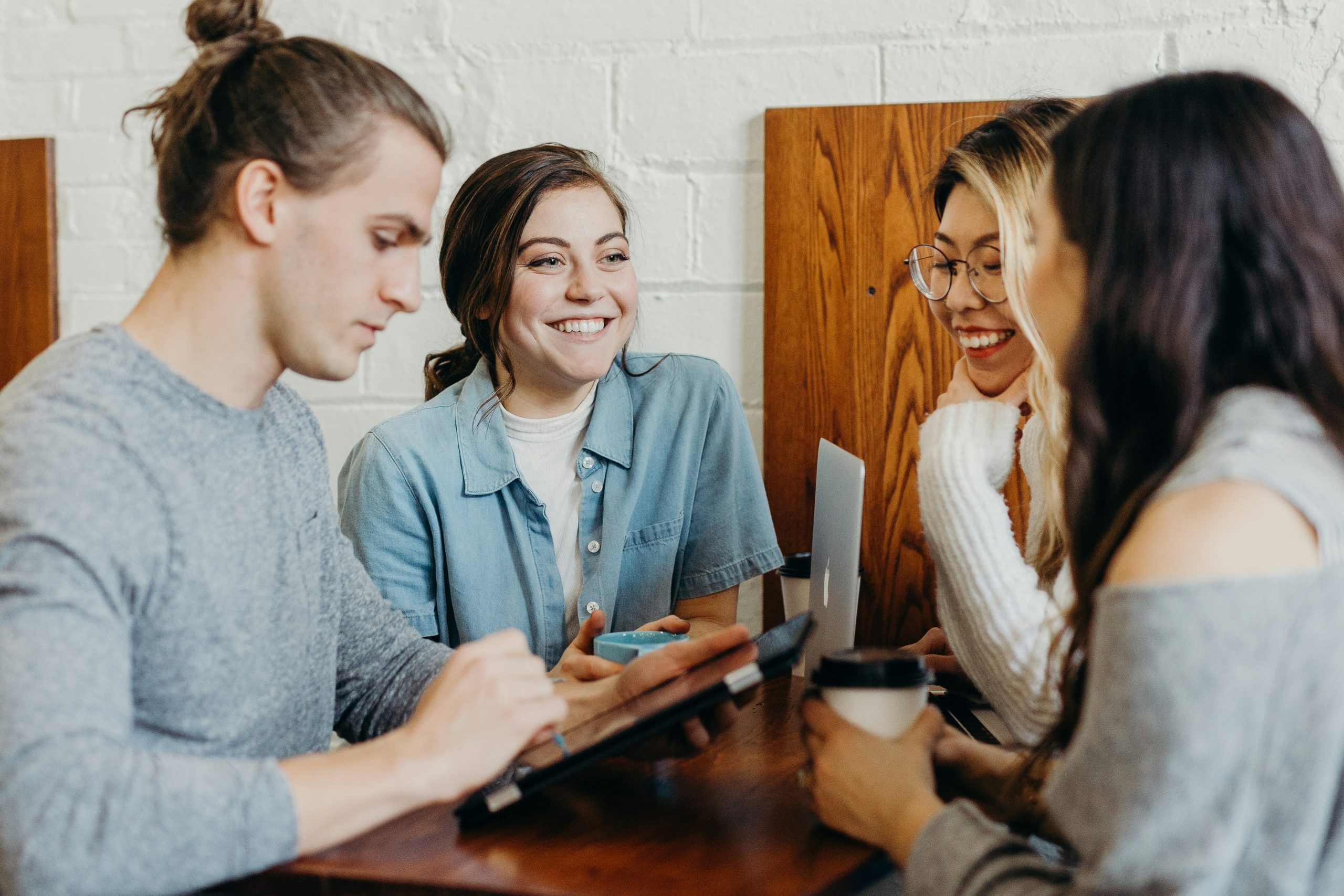 Giovani sorridenti che lavorano parlando tra di loro