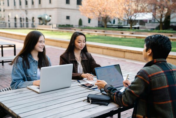 ragazze e ragazzi che svolgono attività al computer
