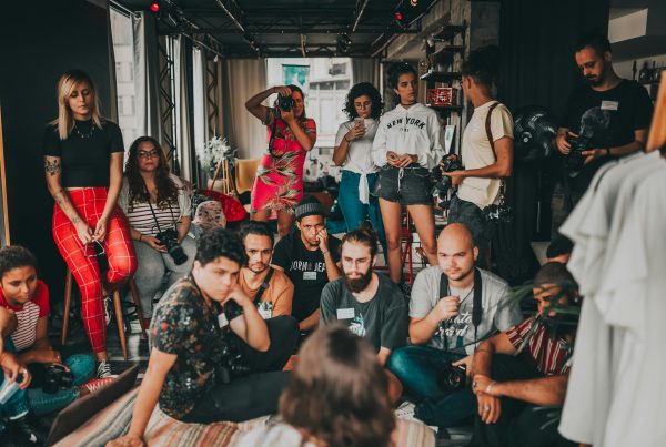 Gruppo di giovani che ascoltano il racconto di una storia storia